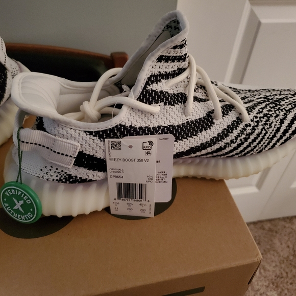 Sneakers main image 4